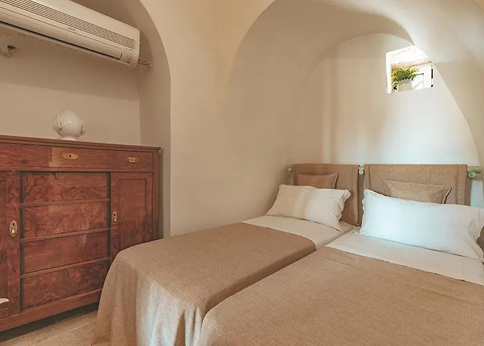 Trulli Dal Conte * לוקורוטונדו